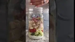 Easy Mason Jar Salad #salad #saladrecipe #masonjar