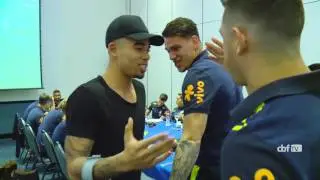 Gabriel Jesus e Lucas Lima visitam concentração da Seleção Brasileira