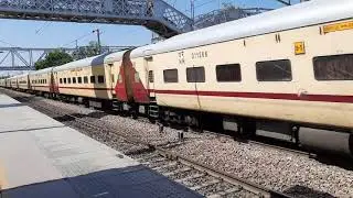 14313 - Bareilly Weekly Express (LTT-BE) Blast Hathras Junction !!!