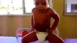 Малыш прикольно танцует