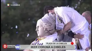 Iker Casillas en la Cibeles ofreciendo el 32 título de Liga a la afición del Real Madrid