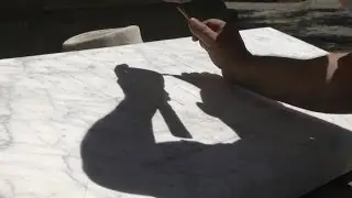 L'artiste Yannick Robert sculpte en plein air au pied de la Cit&eacute; sa vision de la C&egrave;ne :