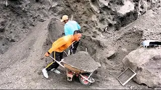 Sifting and Loading Good Quality Black Sand 