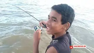PESCA ULTRALIGHT NAS PEDRAS DA PRAIA, MEU FILHO PEGOU UM MONSTRO