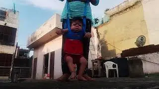 मंकू बेदू को छत पर चलने की प्रैक्टिस ऐसे करनी पड़ती है
