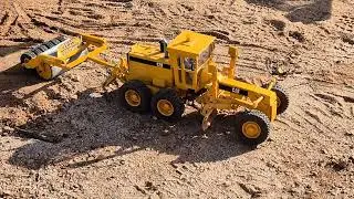Remote control model earthmoving equipment at the Mundoora Mud And Dust Vintage Tractor Pull