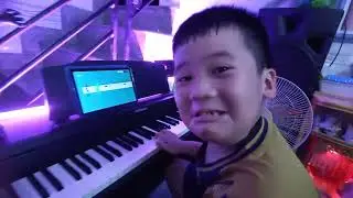 Khả Khoa học piano tr&ecirc;n Simply piano 🎹 với ba Huỳnh Phi.