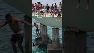 Los Muertos Pier Guy Having Fun