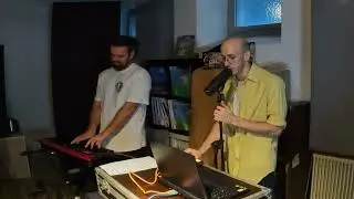 Loser 1 - WACH am Klavier (mit Hinterkopf)