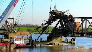 tug GYAS & heavy lift floating crane TRITON dismantling destroyed Friesenbruecke in Weener