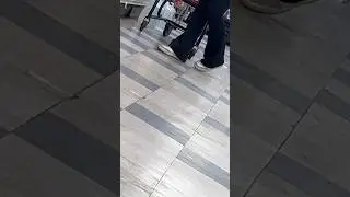 Latina girl shoeplay in supermarket!!👟 #viral #foot #popular #youtubeshorts #shorts
