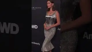 Хейли Бибер надела архивное платье от #GiorgioArmaniPriv&eacute; на мероприятие WWD.