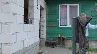 Sadzenie drzewek w Plutyczach Gdzie Jarek posadzi prezent z gór Gienek i Andrzej Rolnicy z Podlasia