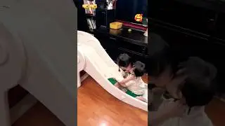 babies fighting each other 🤜🤜 🤣🤣
