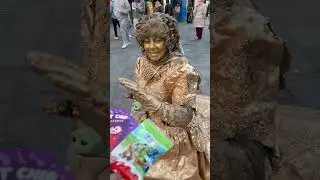 Gold Lady statue choose Kinder eggz #trending #statue #viral #viralvideos #yt #trendingshorts #reel