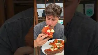 Ta autentyczna pizza z ciasta smażonego w Nowym Jorku absolutnie mnie zachwyciła! 🍕🔥🤤 #DEVOURPOWE...
