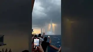 Когда небо раскололось над океаном 🌧️⚡ Редкий ливень в море 🌊✨