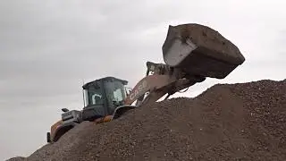 CASE CX350D & 921G SHOVEL IN ACTION