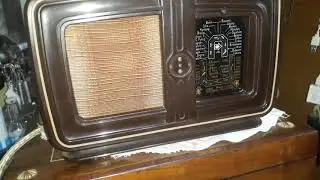 Radio cu lămpi interbelic miniatural