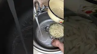 Как слить воду из макарон #шорты #макароны #спагетти #чистка