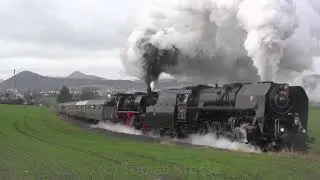 Dampflok 23 1097 und 475 111 mit langem Sonderzug in Tschechien