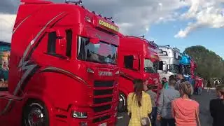 Exposition 220 camions décorés au Circuit Paul Ricard