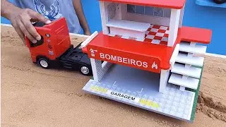 Brincando com caminhão bombeiro na areia