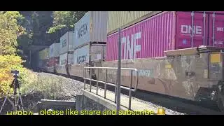 CSX в северном направлении через туннель Форт-Монтгомери и через скальный разрез