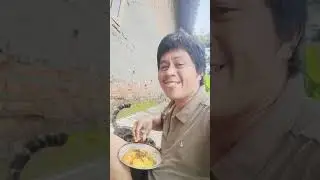 Makan siang sama telor balado dan ayam kuah sohuin enak banget bikin kenyang ibuku yang masak 