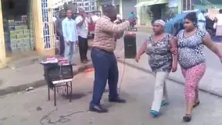 Pastor Jos&eacute; Agustin Mart&iacute;nez Predicando en el Mercado Municipal de Hig&uuml;ey