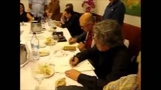 Rotundo e Dotti desenhando &agrave; mesa na Nova Casa dos Leit&otilde;es