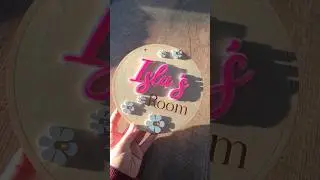 The lighting 😍✨️#doorsign #daisysign #namesigns #kidsroomsign #woodandacrylic #lasercutting