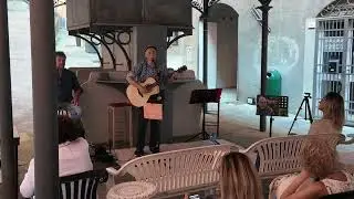 Genova: esibizione Librido Lunamore Spritz - canzone Natueja