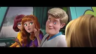 Fred se encanta com Dick Vigarista disfar&ccedil;ado de Mulher Policial [Scooby! O Filme] Dublado PT-BR