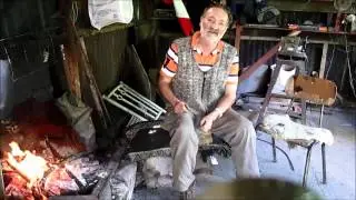 El artesano en plateria mapuche de Freire