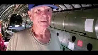 Майк Хеннигер путешествует по KC-97 с гидом Дагом Бургером