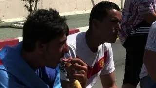 Des centaines d'Alg&eacute;riens mangent en public en plein ramadan