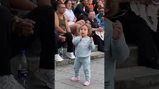 Hermosa ni&ntilde;a bailando #papasito de @KarolG