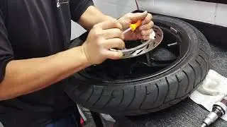 Soltando parafuso com chave de impacto manual