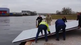Tewaterlating eerste stukje van het HvdW vlot van EasyFloat