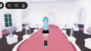 Playing Roblox as Hatsune Miku 