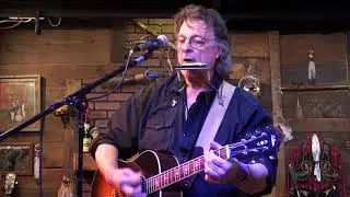 Dirk Hamilton sings 