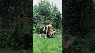 Can you comb your hair with your foot? 😂 #yogaflow #yogapractice #yoga #flexibility