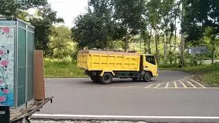 Bus Tentrem vs truck cabai bersaing gas pool ditikungan tajam jalur tengkorak lahor k.kates