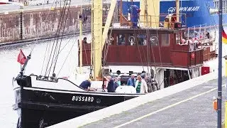 Dampfschiff Bussard verl&auml;sst die NOK-Schleuse Kiel-Holtenau