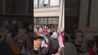 В Чикаго мама и сын подверглись нападению возле школы &mdash; полная история 😳