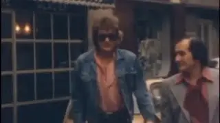 Johnny et ses fans à la sortie d'un bar (17.11.1976)