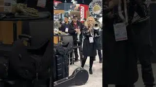 NAMM 2026 | Гунхильд Карлинг и её друзья выступают на стенде Conn Selmer.