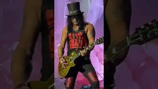 Slash Melting Strings, Axl Shaking the Stage &mdash; GNR Glory