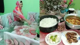 সকালবেলা ডাইনিং টেবিল গুছিয়ে দুপুরে রান্না করলাম পোলাও ইলিশ মাছ ভাজা মুরগির মাংস।